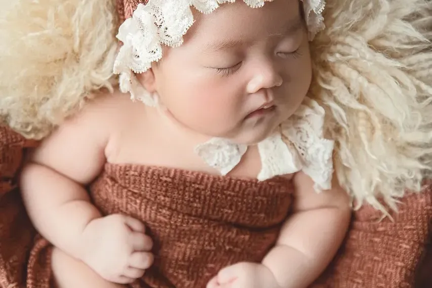 scottsdale newborn photographer baby boy blue gray sleep cap
